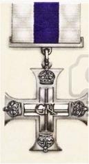 Cruz Militar Britanica, ambas distinciones otorgadas a Manus