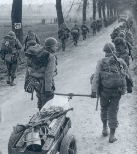 Soldados de la 1ª D.I. caminan por la carretera tras cruzar el río Ruhr, febrero de 1945. La mochila M-1944 se observa claramente en el soldado de la derecha