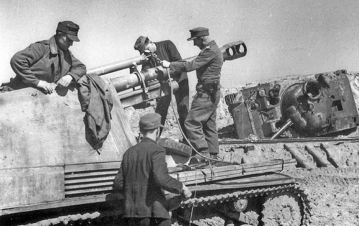 Tripulación de un Wespe reparando el cañón del mismo junto a un Sherman ruso fuera de combate