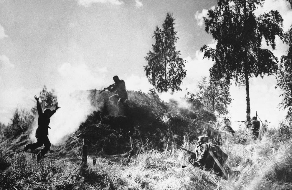 Soldados finlandeses toman un búnker soviético