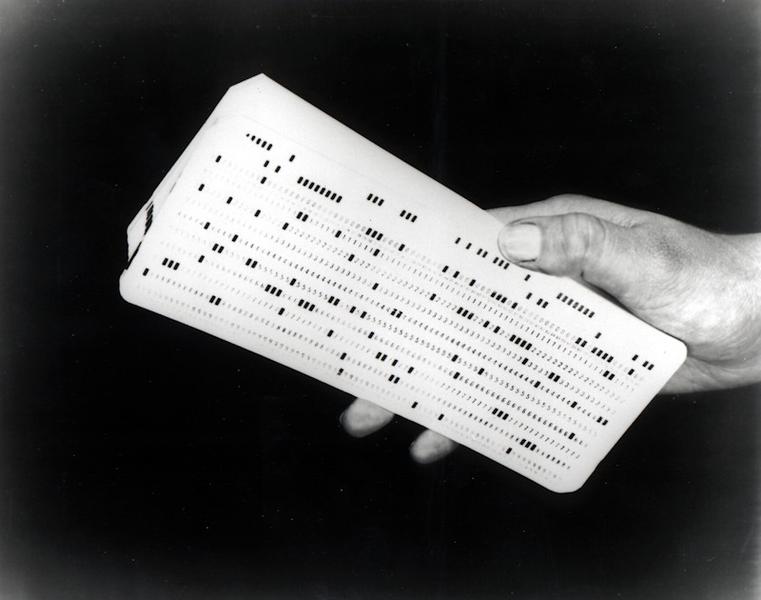 Tarjeta perforada de IBM, año 1933. Las primeras tarjetas usadas por Hollerith tenían el tamaño de un billete de dólar para poder usar las cajas adaptadas a ese formato y así ahorrar costes
