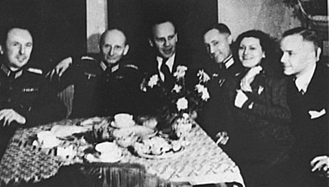 Schindler, centro, en una cena, junto a oficiales Nazis. Cracovia, 28 de Abril de 1942