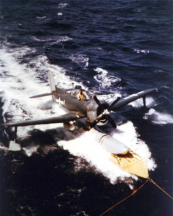 El USS Alaska CB-1 recuperando un SC-1 en marzo de 1945, durante las operaciones en Iwo Jima