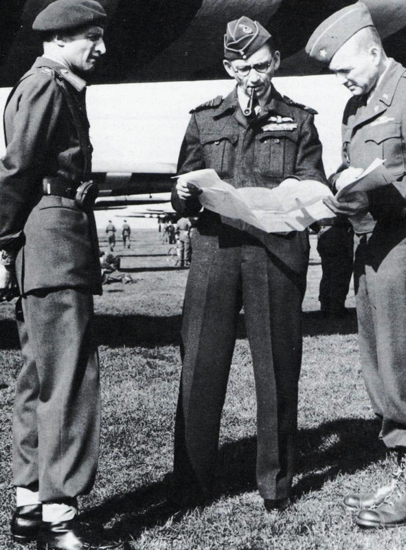 El Teniente General Browning en compañía del Capitán General E.A. Tedder, el 17 de septiembre