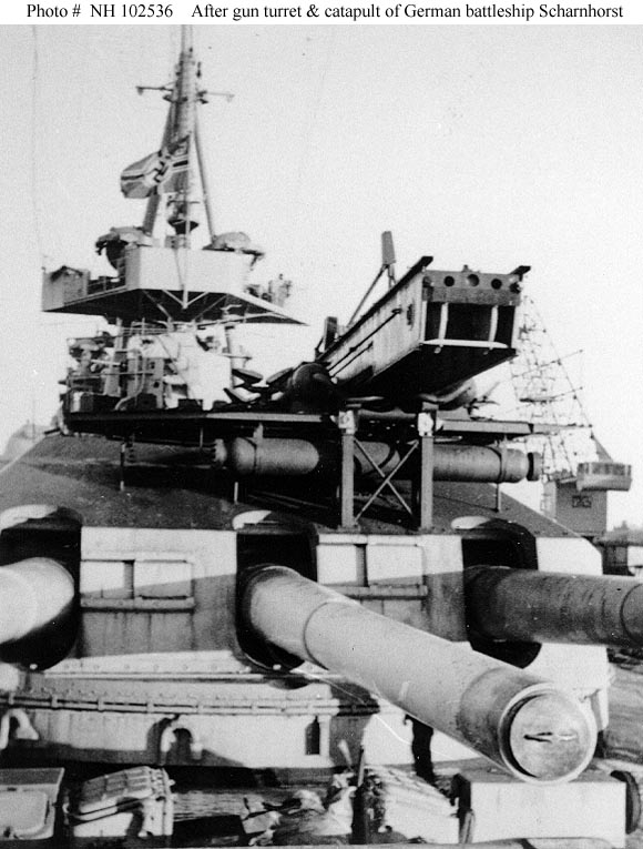 Vista de la artillería y la catapulta del DKM Scharnhorst
