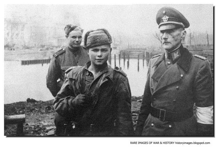 El Jefe de Servicios médicos del área de Berlín, Major-General Carl Emil Wrobel, es tomado prisionero, el 2 de Mayo de 1945