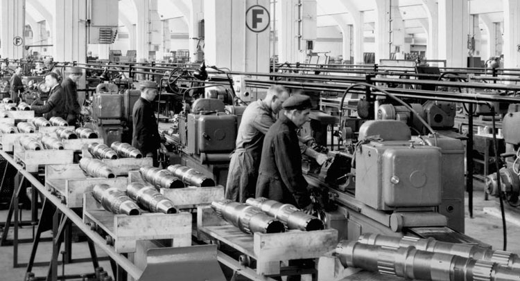 1942. En las fábricas de BMW, la maquinaria militar alemana hacía uso de trabajos forzados para mantener el ritmo productivo