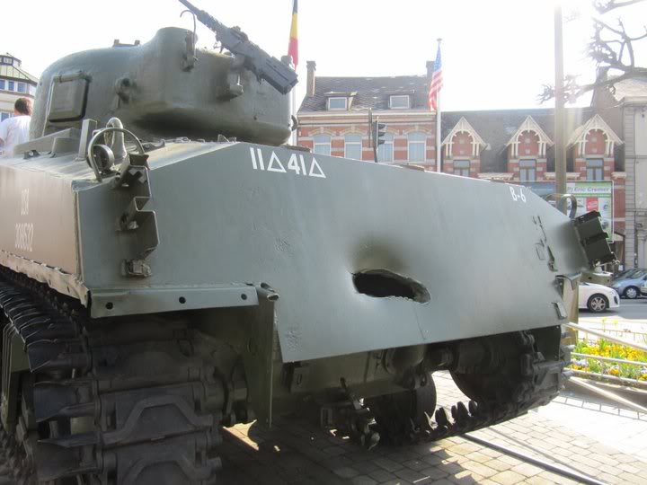 Tanque Sherman destruido durante la batalla de las Ardenas en Bastogne. Boquete causado por el proyectil