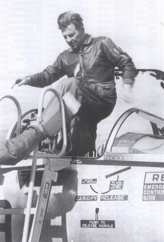 El Coronel Barkhorn bajando de su Lockheed F-104G en la Base AÃ©rea de NÃ¶rvenich, el 13 de Abril de 1962