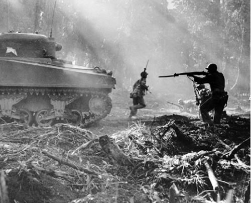 Soldados estadounidenses en Bouganville, 1943, cubriendo el avance de un tanque. En los combates cerrados en ciertas islas del pacífico, el uso de la bayoneta calada era imprescindible, aunque dificultara la puntería. El enemigo daba una resistencia feroz y podía estar oculto en la maleza