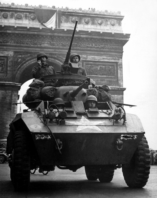M8 pasando bajo el Arco del Triunfo de París, 1944