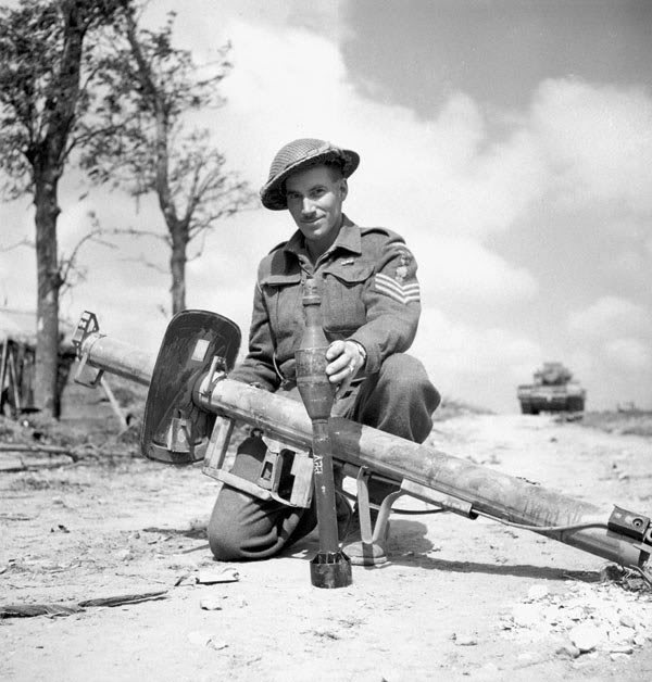 Un soldado británico muestra un ejemplar del lanzacohetes alemán RPzB
