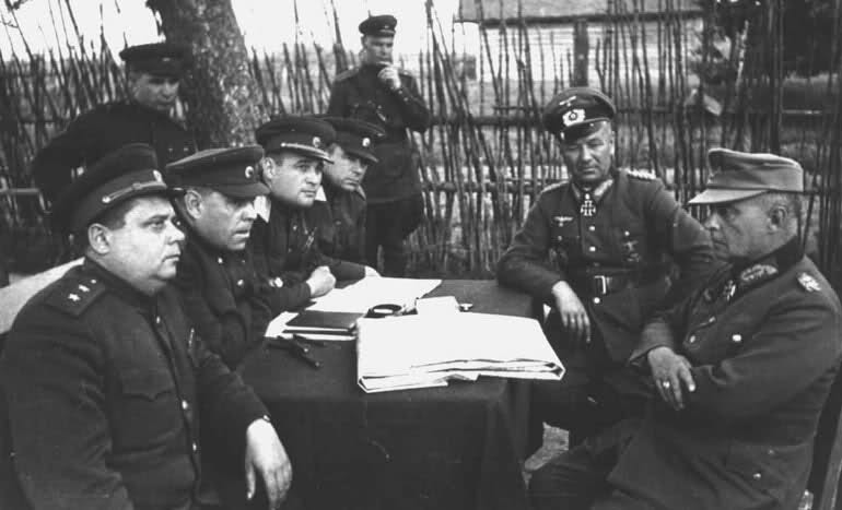 Oficiales alemanes capturados tras la caída de Vitebsk