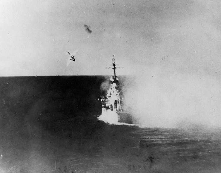 El USS Columbia segundos antes de ser impactado por un avión el 6 de enero de 1945