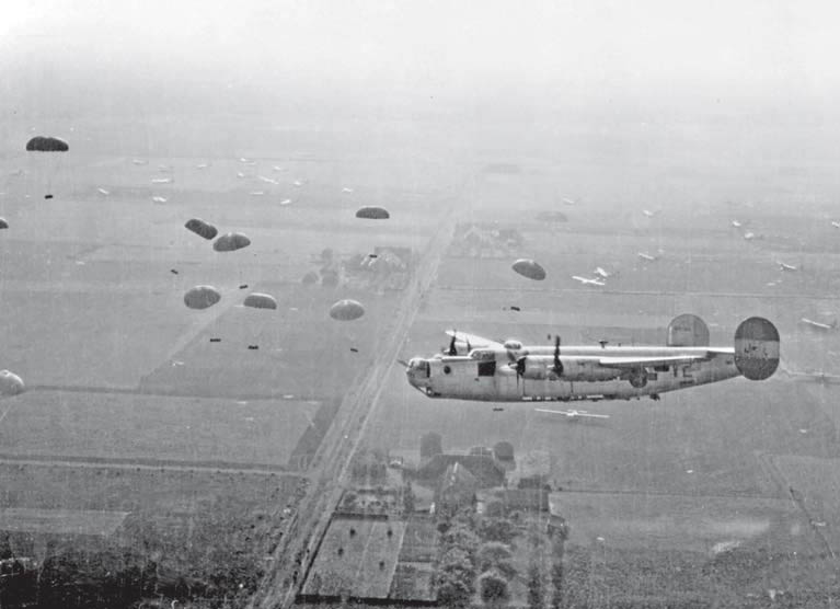 Un B-24 sobrevolando a paracaidistas americanos el 18 de septiembre
