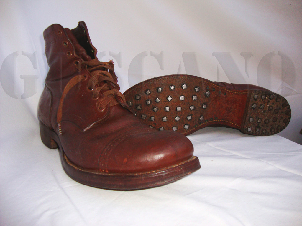 Variante poco común de botas con las suelas claveteadas en vez de las de goma