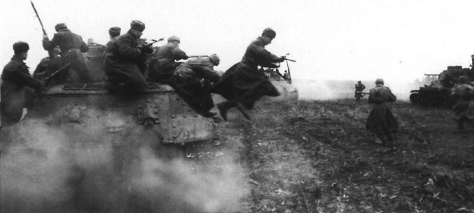 Infanteria sovietica bajando de un T-34