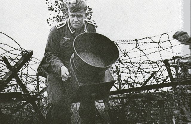 Soldado alemán instalando un altavoz para emitir música y propaganda a los aburridos franceses