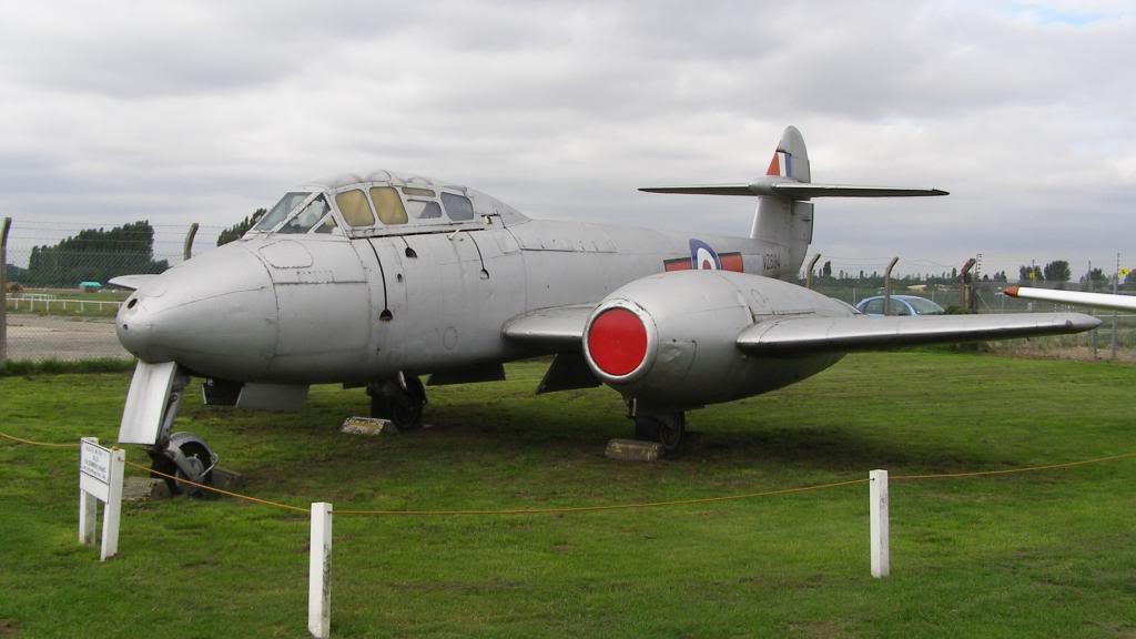 Gloster Meteor T7 Nº VZ634 de la RAF conservado en el Newark Air Museum