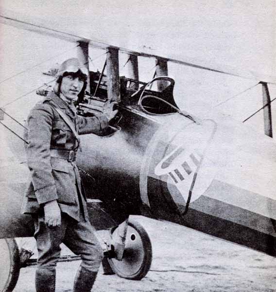 El Capitán Eddie Rickenbacker con su Nieuport XXVIII