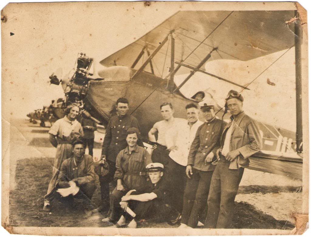 El Instructor Soviético Semeon Lykin y sus alumnos junto a un Polikarpov U-2, en 1935
