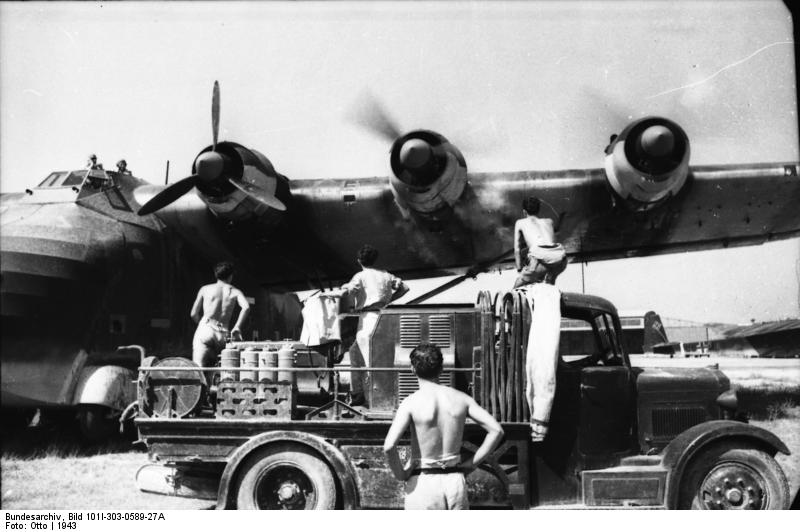 Italia, cerca de Pisa.- Mecánicos de la Luftwaffe, frente al Messerschmitt Me 323 Gigant en el aeródromo en 1943