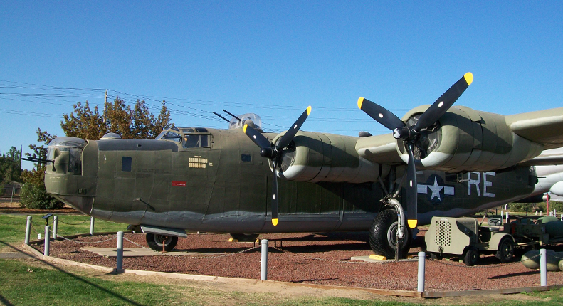 Consolidated B-24M-10CO Liberator Nº de Serie 44-41916 The Blasted Event está en exhibición en el Castle Air Museum en Atwater, California