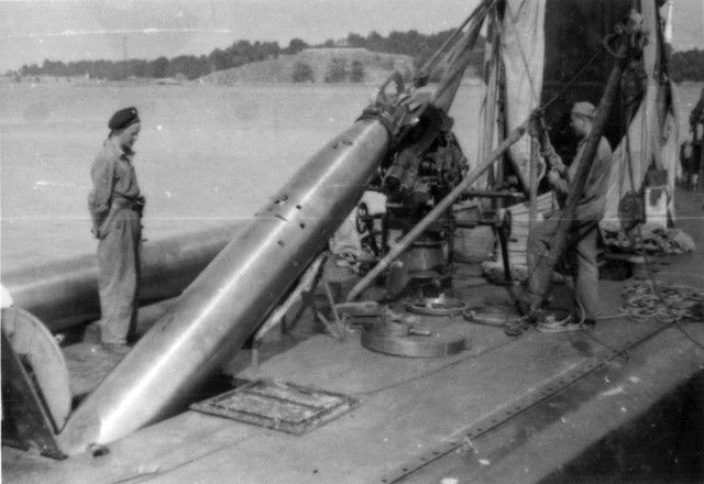 Rearme de torpedos en el submarino Vetehinen