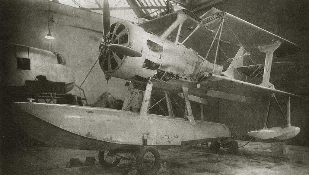 Vista de un Be-2 con las alas replegadas