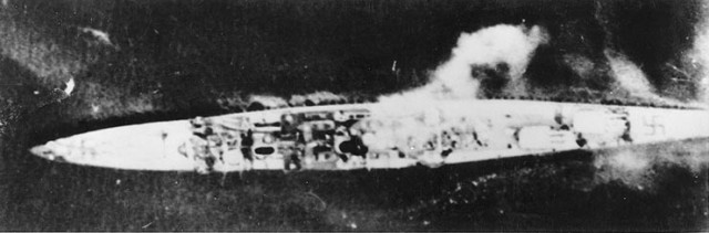 El Königsberg atacado por aviones británicos en Bergen