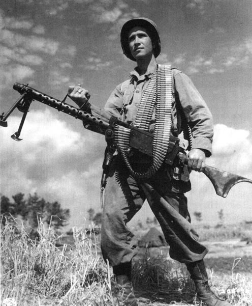 Un soldado con la ametralladora M1919A6, en una foto tomada a finales de guerra