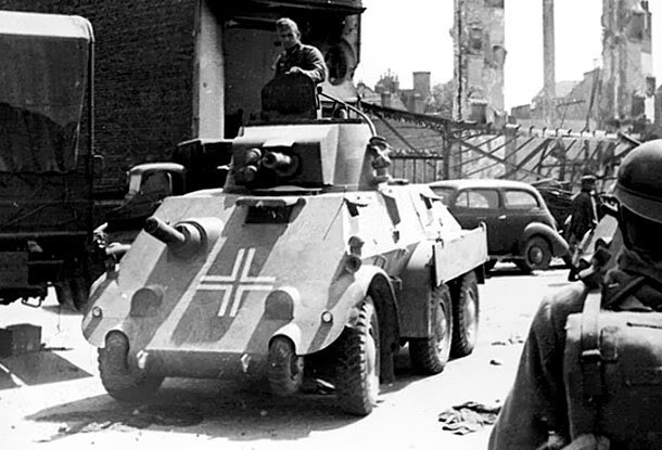 Interesante imagen de un M39 con marcajes alemanes patrullan una ciudad no identificada. Gracias a la calidad de la imagen, se pueden observar las pequeñas ruedas adicionales en el borde delantero