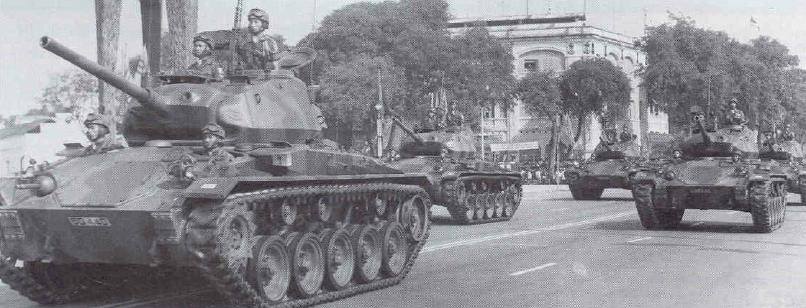 M24 del cuerpo acorazado de Vietnam del Sur desfilando en Saigón