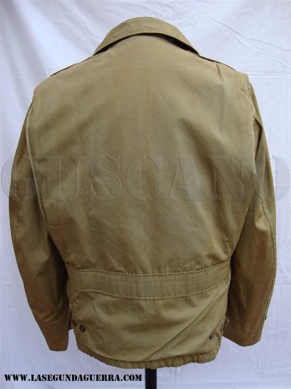 En esta otra chaqueta M-41 se observa una de las etiquetas de confección en cartón que las empresas utilizaban para coser las distintas piezas que formaban la prenda. Todas las prendas salían de los almacenes de los proveedores con estas etiquetas.  La chaqueta de la foto se fabricó en mayo de 1942