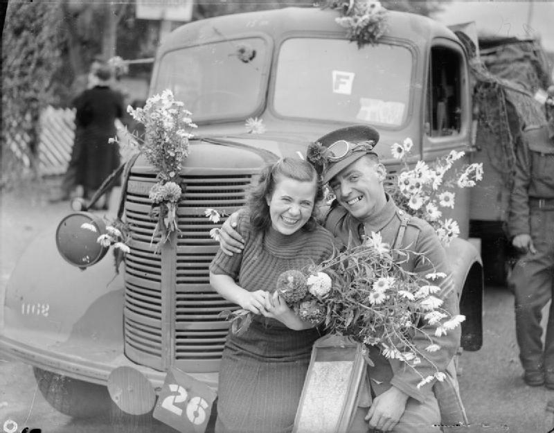 Soldado británico del BEF en octubre de 1939, junto a una chica francesa en Rouen