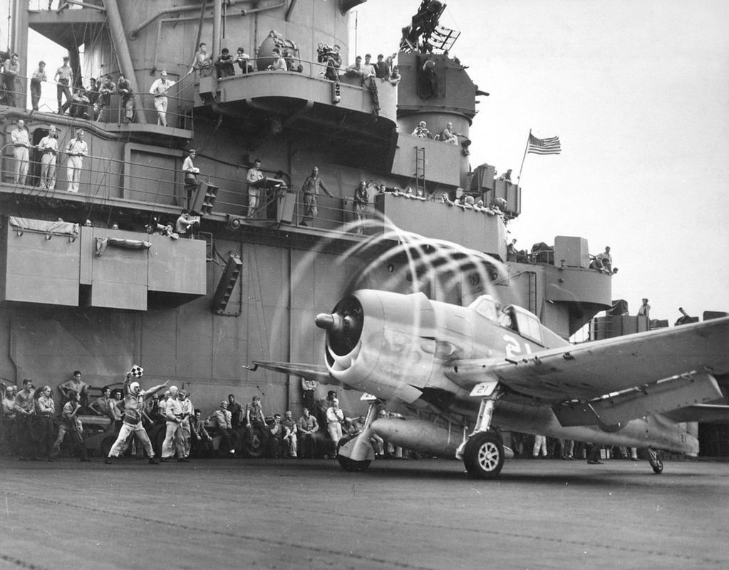 Un Grumman F6F Hellcat despegando del USS Yorktown CV-10