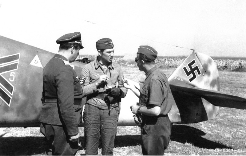 Erich Hartmann y Gerhard Barkhorn consultando un mapa en 1944