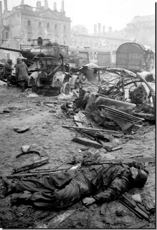 Un alemán muerto junto a un T-34