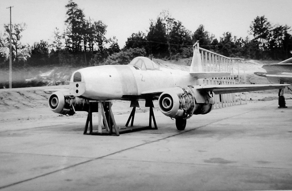 Un Nakajima J9Y Kikka capturado estacionado en la Base Aeronaval de Patuxent River, Maryland, en 1946