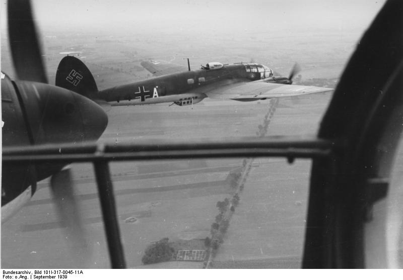 Prusia Oriental, campaÃ±a polaca.- Bombardero Heinkel He 111, identificaciÃ³n V4 + AU del Kampfgeschwader 1 en vuelo, septiembre de 1939