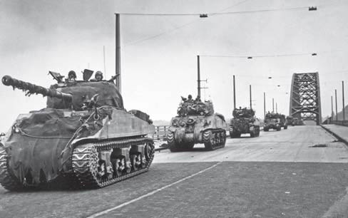 Columna de Sherman británicos cruzan el puente en Nimega, el 21 de septiembre