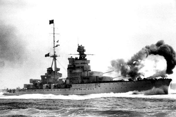 El Crucero RMI Zara, haciendo fuego durante la Batalla