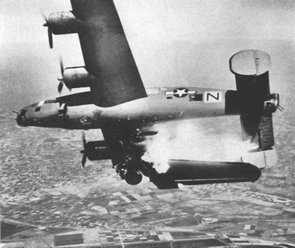 Impacto directo de artillería antiaérea sobre el ala de un B-24 L del 464th BG