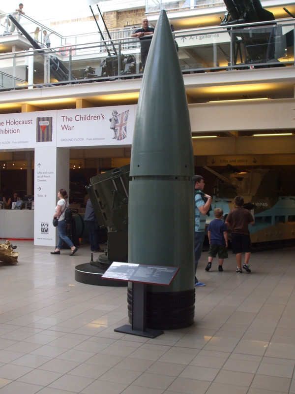 Un proyectil de 800 mm conservado en el Imperial War Museum de Londres