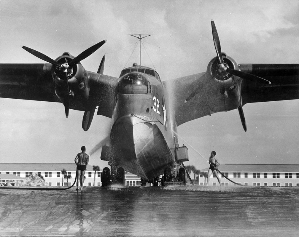 Marineros limpiando un Martin PBM Mariner de la Base Aeronaval de Banana River, Florida, en marzo de 1943