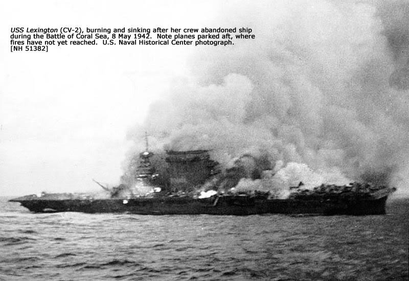 El USS Lexington abandonado por su tripulación, ardiendo y con una enorme columna de humo. 8 de mayo de 1942