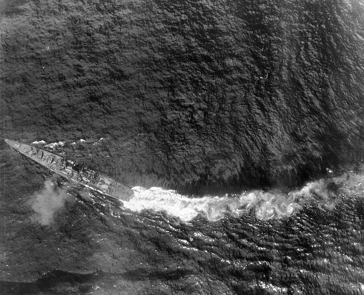 El IJN Chikuma, bajo fuego enemigo durante la Batalla de Samar