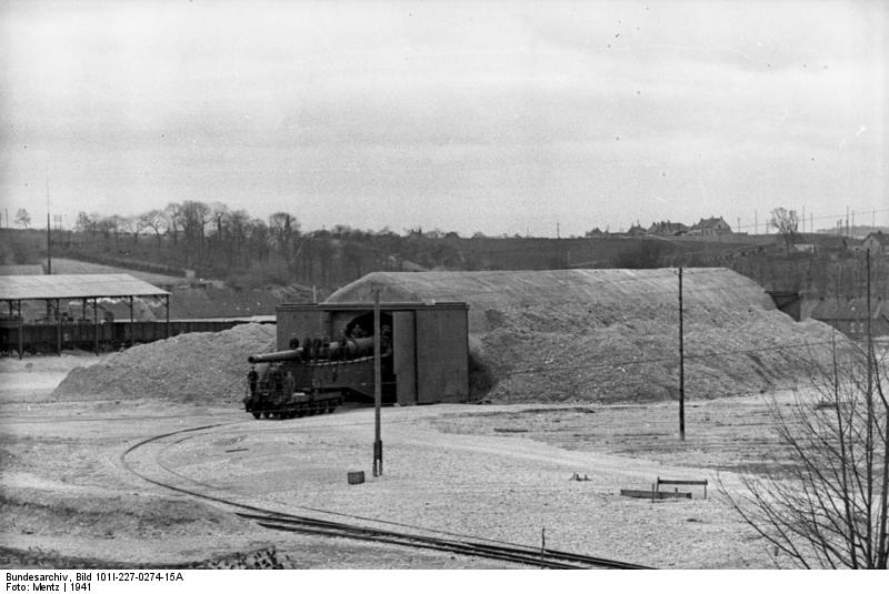 El cañón ferroviario saliendo del búnker en el oeste de Francia