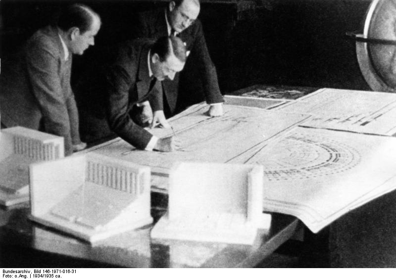 Albert Speer, Adolf Hitler y el arquitecto Ruff, Ludwig Ruff o Franz Ruff, con planos y maquetas de Nuremberg, 1934