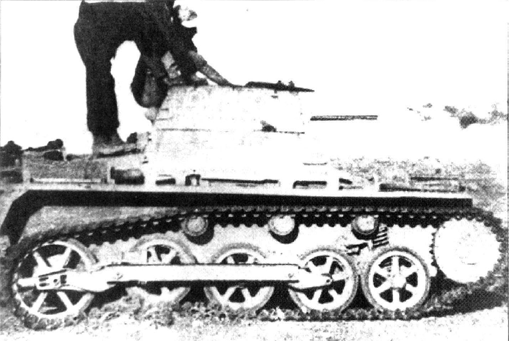 El 5º Regimiento Panzer improvisó estos Panzerkampfwagen I Flamm instalando un lanzallamas de mochila en lugar de una de las ametralladoras de la torre de algunos PzKpfw I Ausf.A